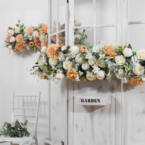 Neue künstliche Blumenreihen, Hochzeitshintergrund, Empfangsbereich ist mit hängenden Blumen, Bögen, Fensterfenstern, Türdekorationen und langen Blumenreihen gestaltet 