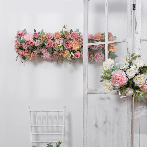 Neue künstliche Blumenreihen, Hochzeitshintergrund, Empfangsbereich ist mit hängenden Blumen, Bögen, Fensterfenstern, Türdekorationen und langen Blumenreihen gestaltet 