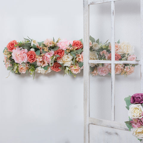 Neue künstliche Blumenreihen, Hochzeitshintergrund, Empfangsbereich ist mit hängenden Blumen, Bögen, Fensterfenstern, Türdekorationen und langen Blumenreihen gestaltet 