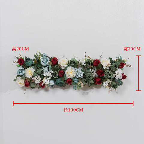 Neue künstliche Blumenreihen, Hochzeitshintergrund, Empfangsbereich ist mit hängenden Blumen, Bögen, Fensterfenstern, Türdekorationen und langen Blumenreihen gestaltet 