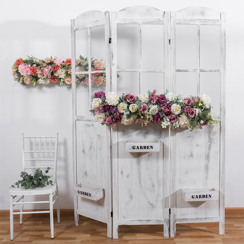 Neue künstliche Blumenreihen, Hochzeitshintergrund, Empfangsbereich ist mit hängenden Blumen, Bögen, Fensterfenstern, Türdekorationen und langen Blumenreihen gestaltet 